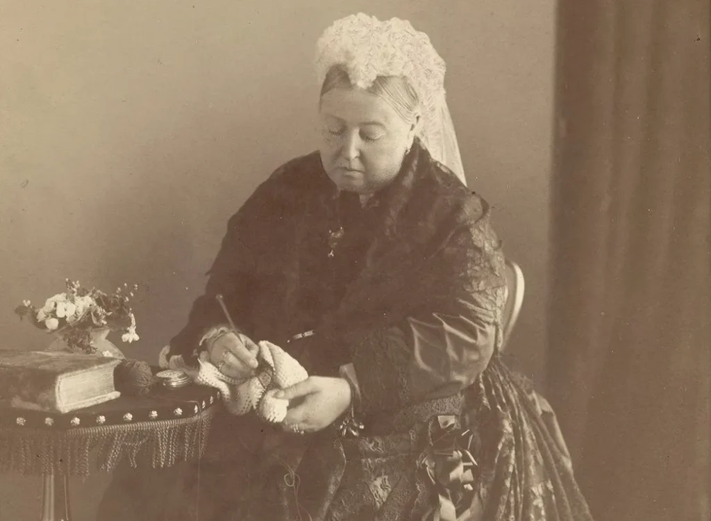 La Reina Victoria tejiendo a crochet. 
Foto: Royal Coll Trust. External Copyright. Courtesy Royal Collection Trust / © His Majesty King Charles III 2023