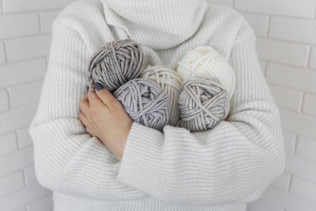 Mujer con lanas en la mano - Crocheterapia- Foto: Pixabay